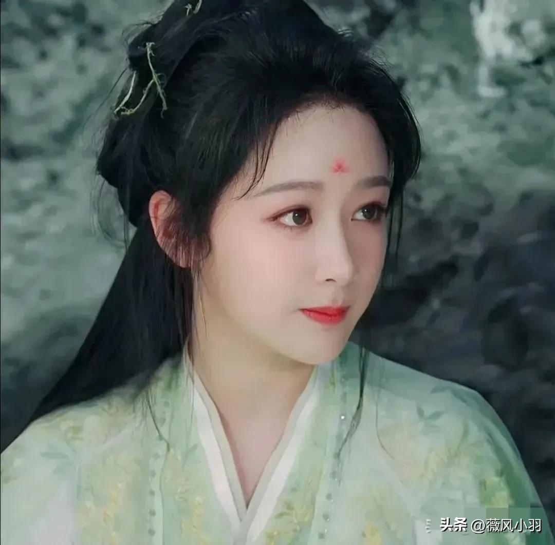 The TV series starring Yang Zi is called "Long Lovesickness". Who loves who? Who is the little