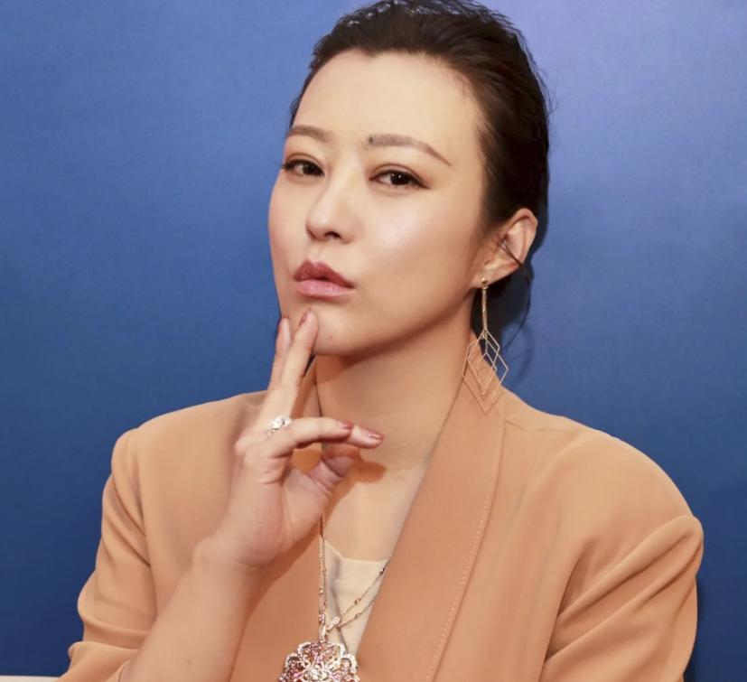 The relationship is so messed up!44-year-old Hao Lei hugged and held ...