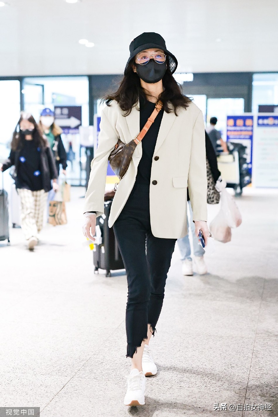 Han Xue's simple urban style outfit shows up at the airport wearing a ...