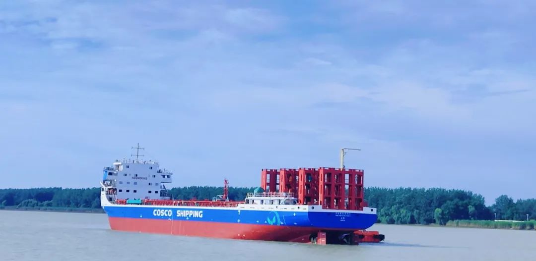 The world's first 700 TEU river-sea direct large-scale pure battery ...