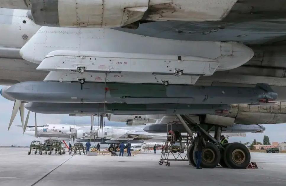 俄軍空襲常態化，第4代巡航飛彈參戰，大批北約武器葬身火海