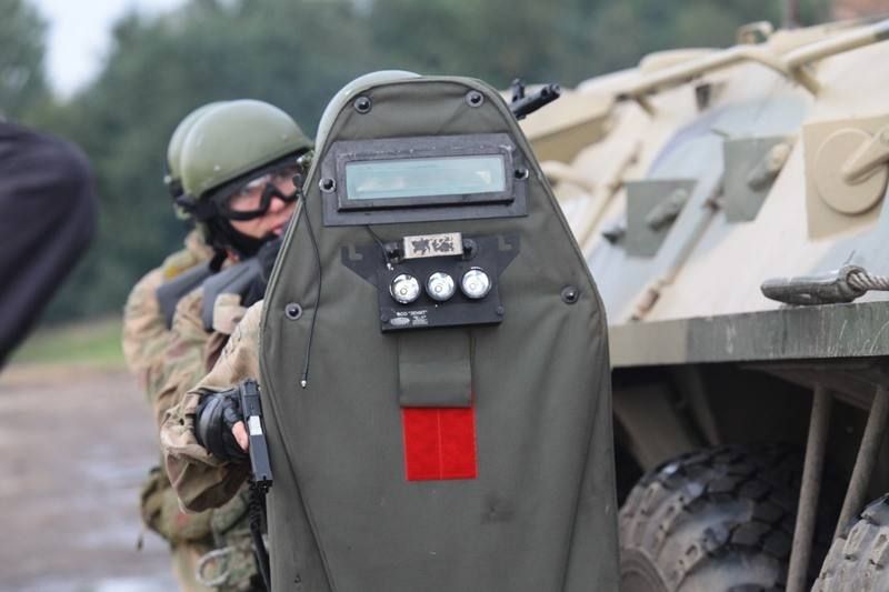 What material is the riot shield often used by the police, can it protect against bullets? iNEWS