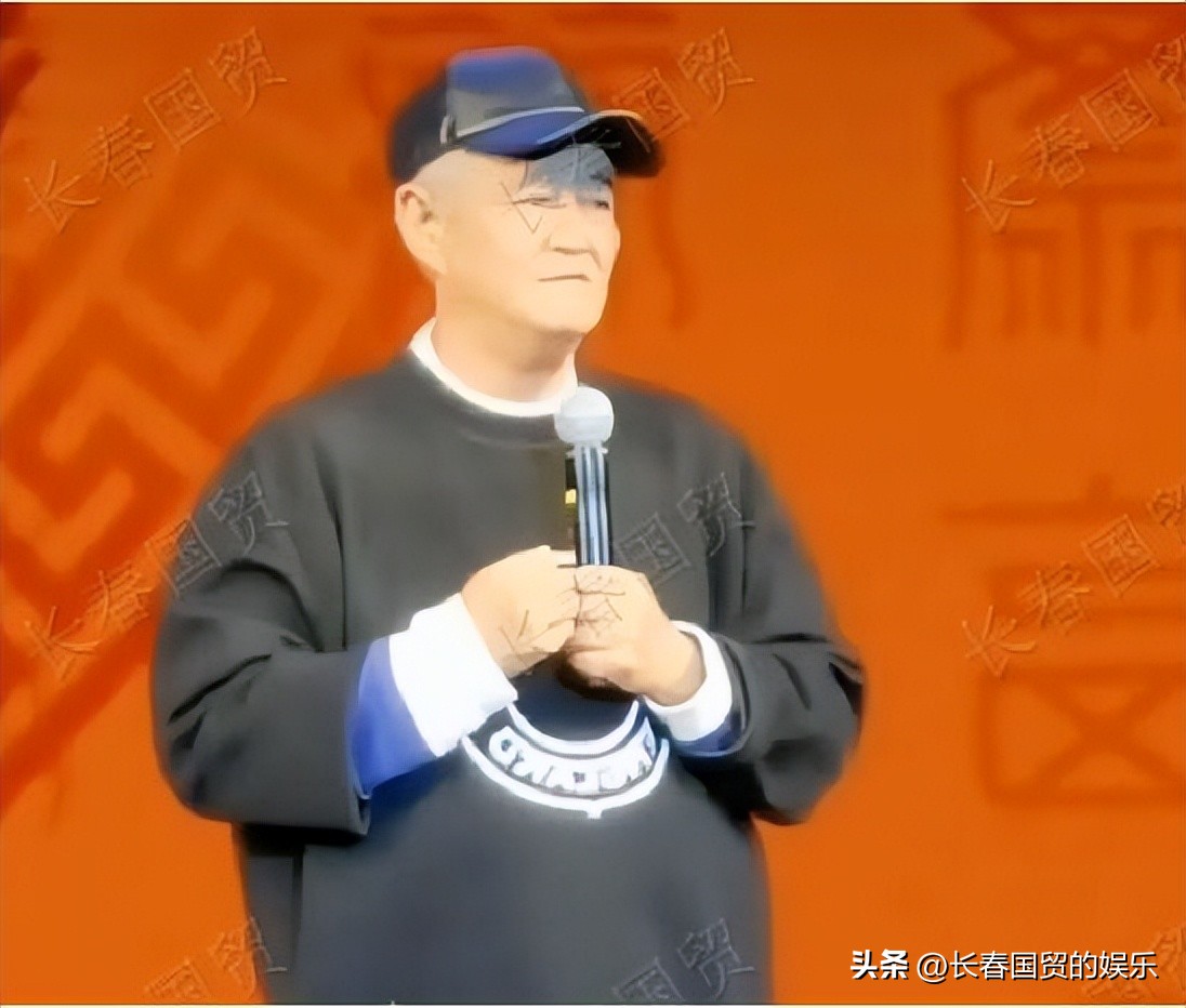 65-year-old Zhao Benshan rarely shows up, and his face is thin and thin