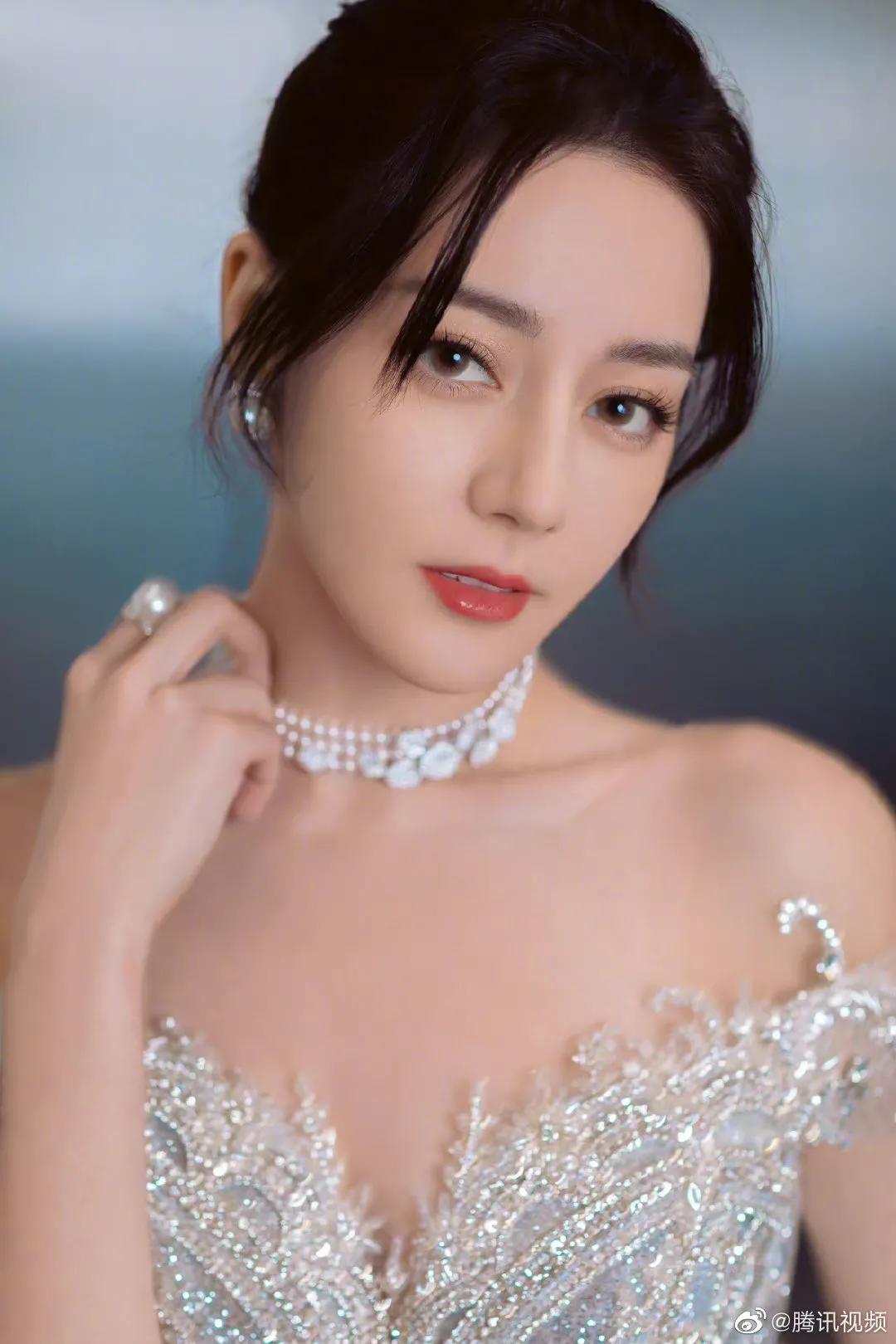 The looks of Dilireba and BOSS Yang Mi at the annual online audio ...