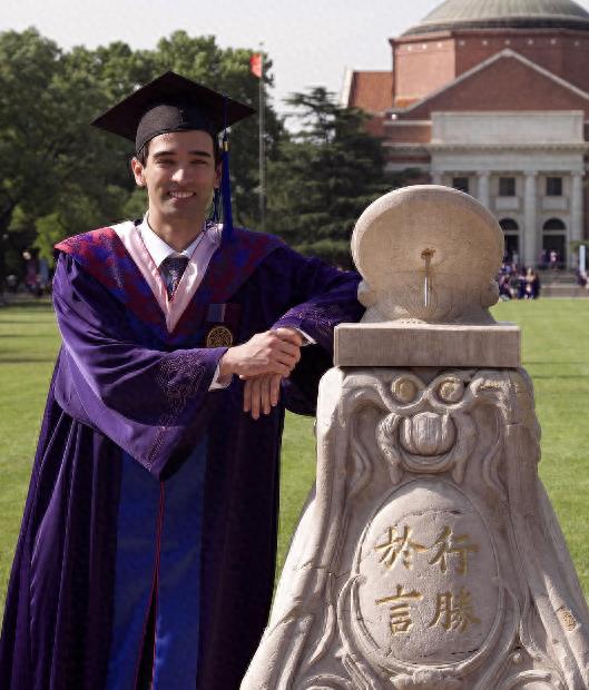 Graduation photo of Tsinghua master Wei Wei's son goes viral! Netizen ...