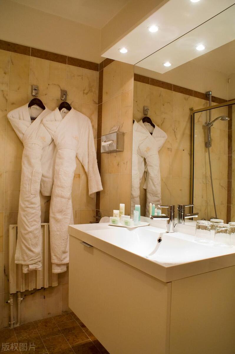 Why are hotel toilets transparent? iMedia