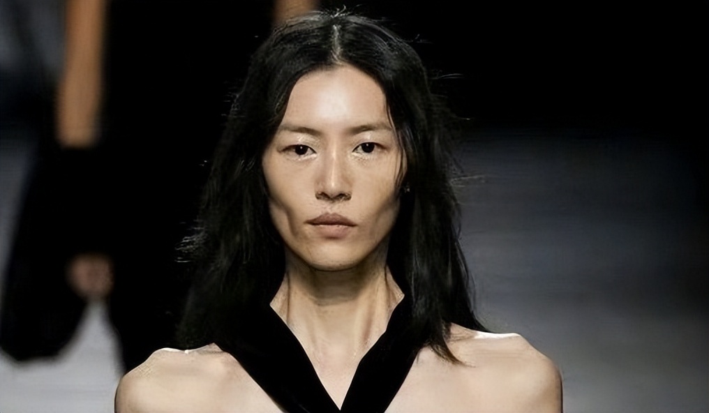 There are two strips of cloth on Liu Wen's chest, and He Cong's naked