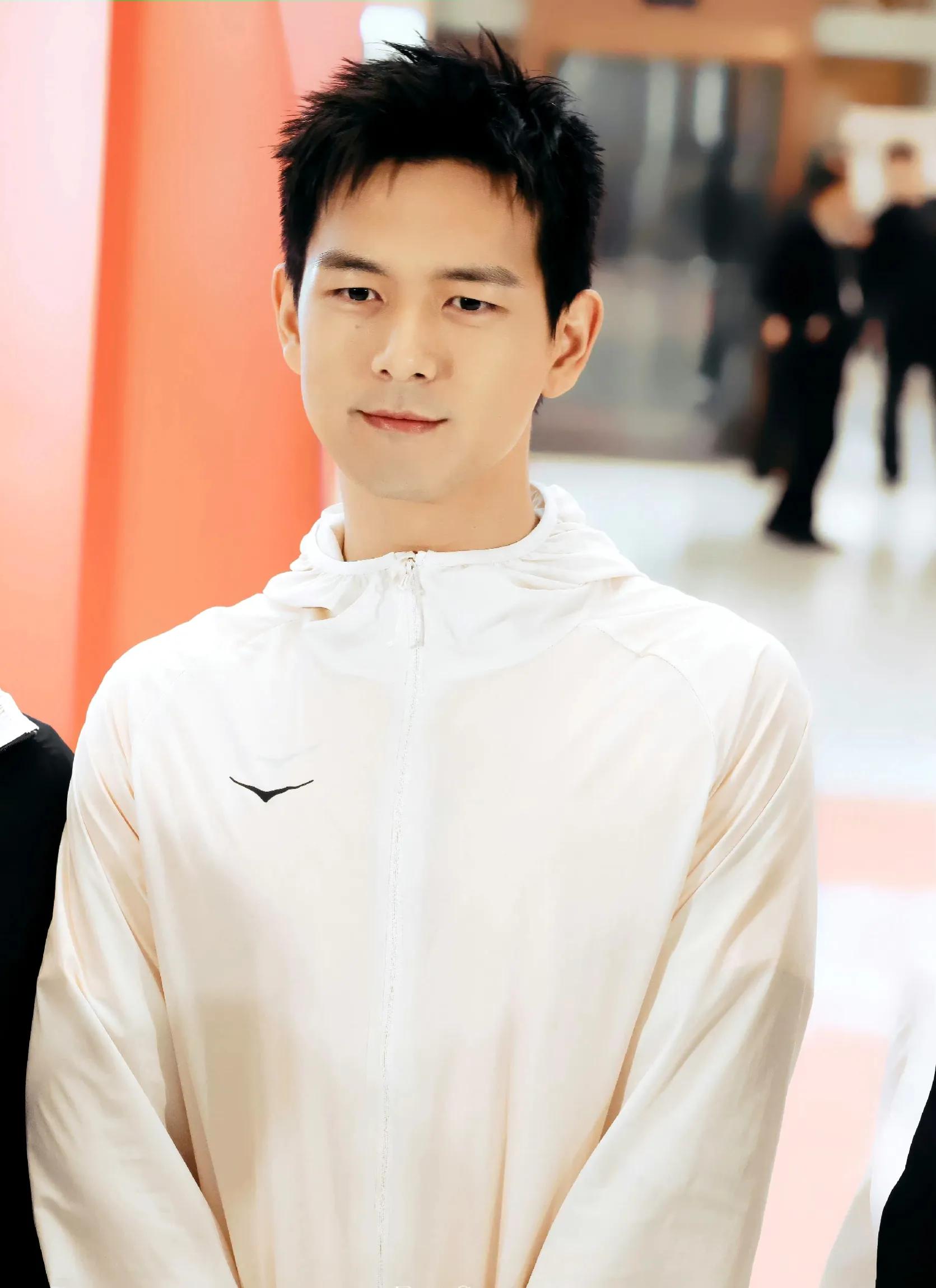 Li Xian participated in offline activities in Wuhan, crowded with