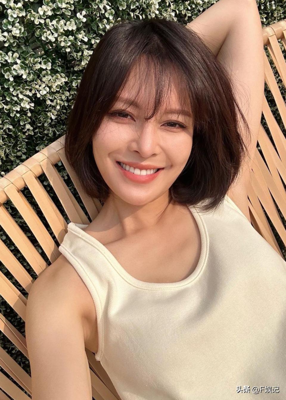 Zhang Xiwen happily took a group photo for Tang Shiyong's birthday and ...