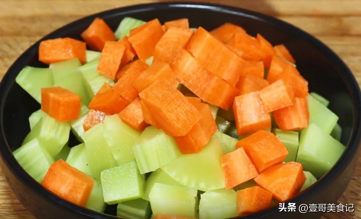 Cut the lettuce into small pieces, put them in the pot and steam them
