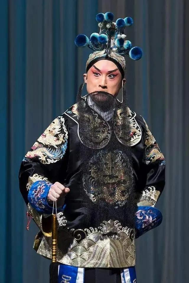 What kind of actors does the Beijing Opera House hold, and why did Yang ...