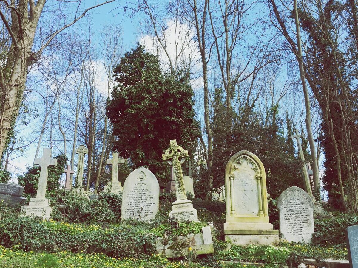 Will the Queen of England be cremated?Buried where?What is the burial