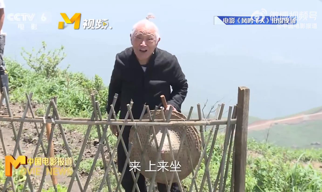 The 88yearold Niu Ben and his son Wang Kan are filming at the same