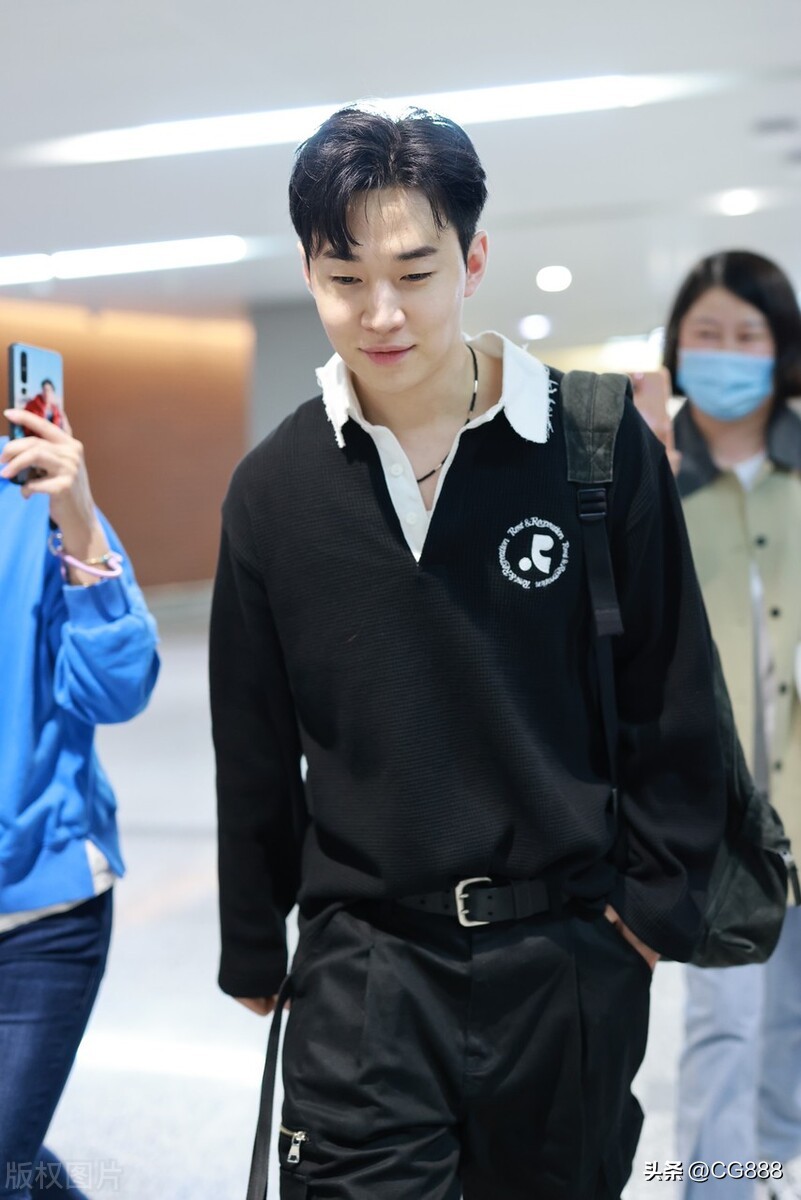 Liu Xianhua arrives at the star airport photo at Shanghai Airport - iNEWS