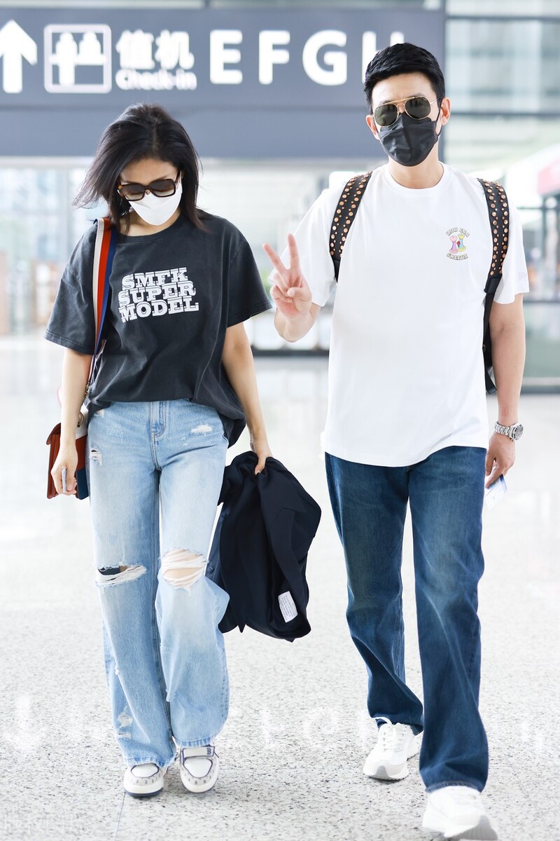 Lu Yi and Bao Lei sweetly appeared at the airport, what are the young ...
