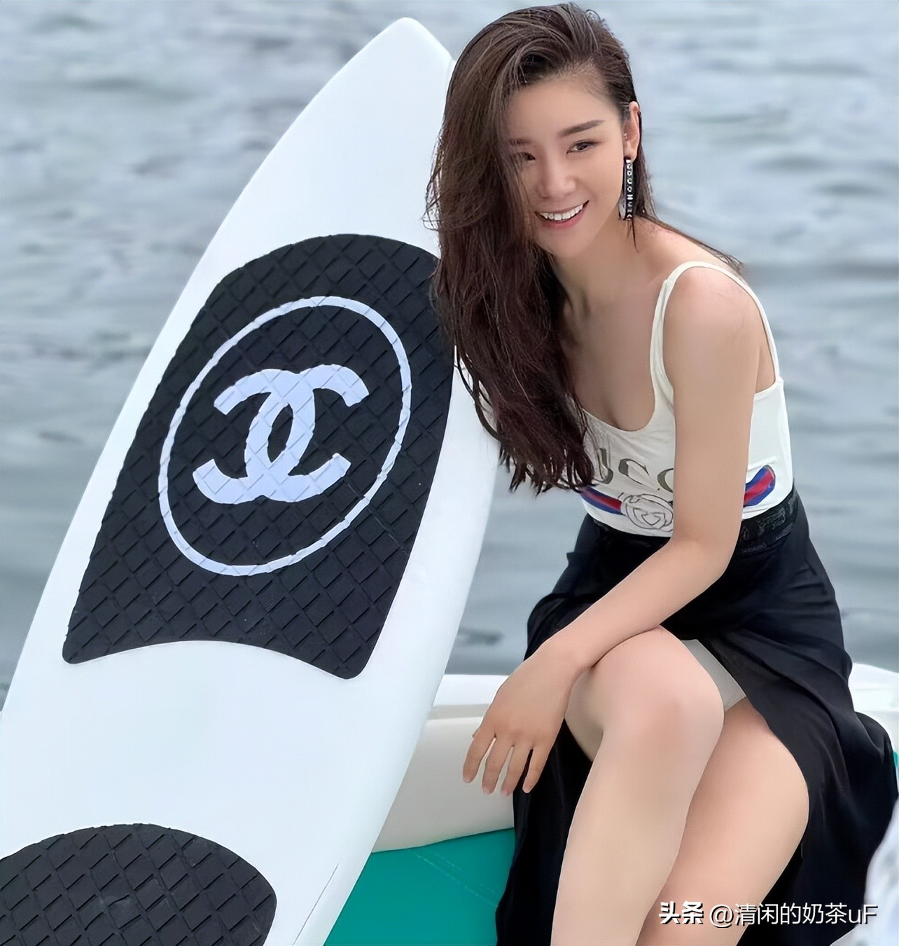 Couples Surf Show! Li Xiaomeng wears a 2800 one-piece swimsuit with a ...