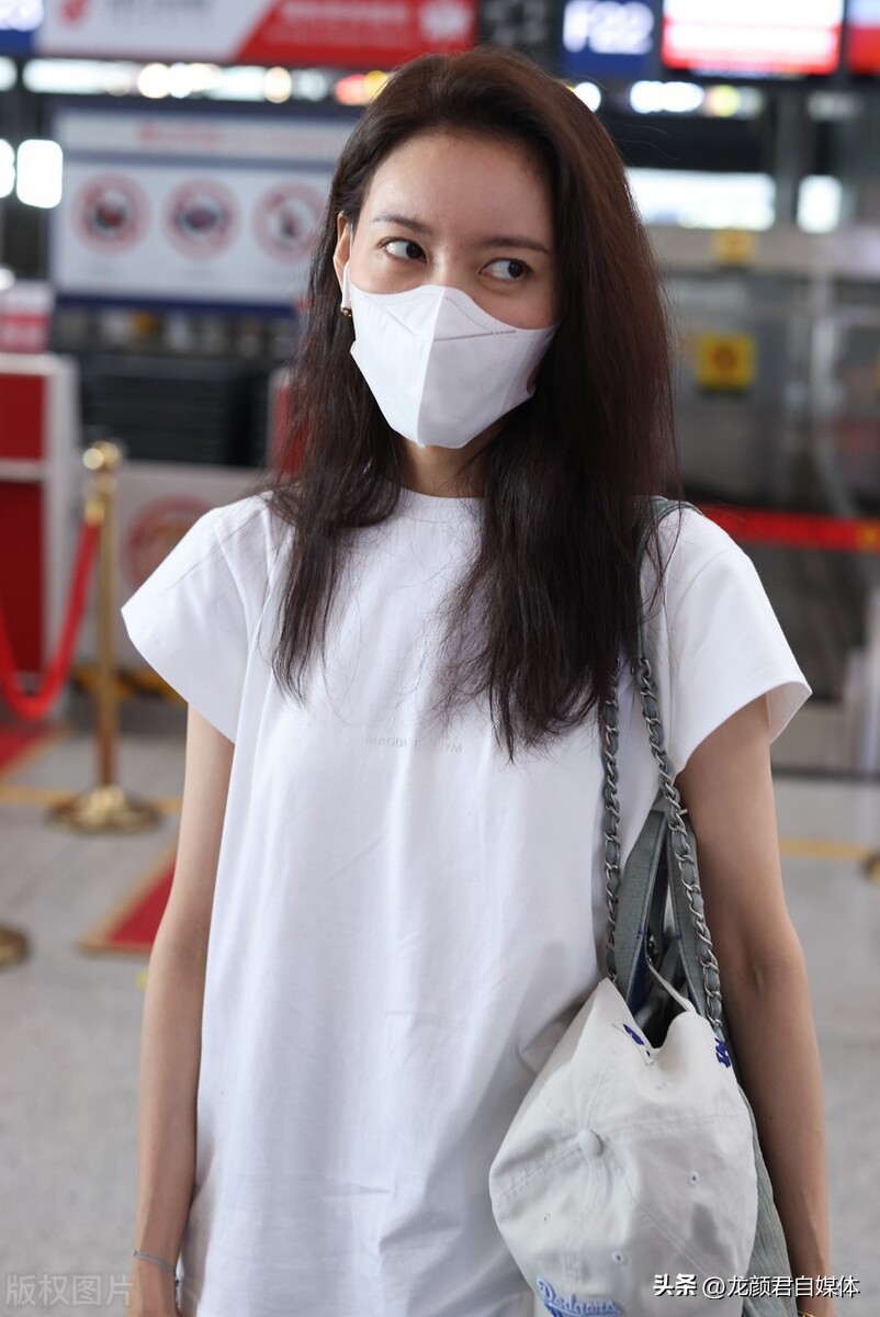 Gao Lu appeared at Beijing Airport in a white T-shirt and black ...