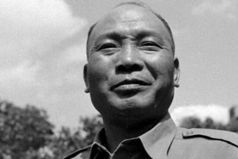 Lin Chaged In 1946, Du Yuming was madly chasing Lin Biao. When he saw a black ...