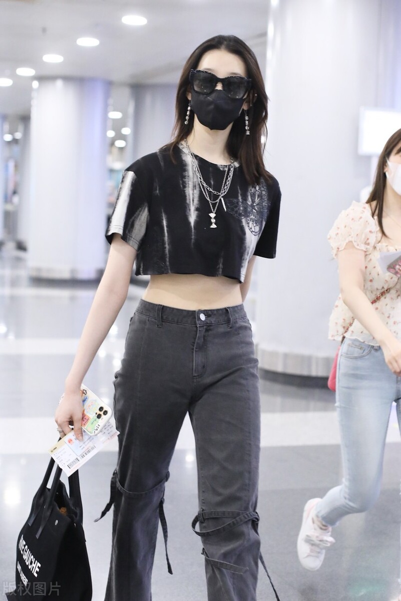 Zhang Yifan's cropped top and jeans appeared at the airport wearing ...
