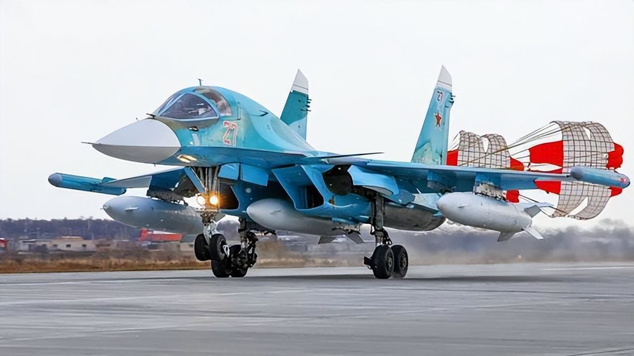 俄軍蘇30低空秀肌肉,卻遭烏軍飛彈攔截,戰機尾部冒煙當場倒栽蔥