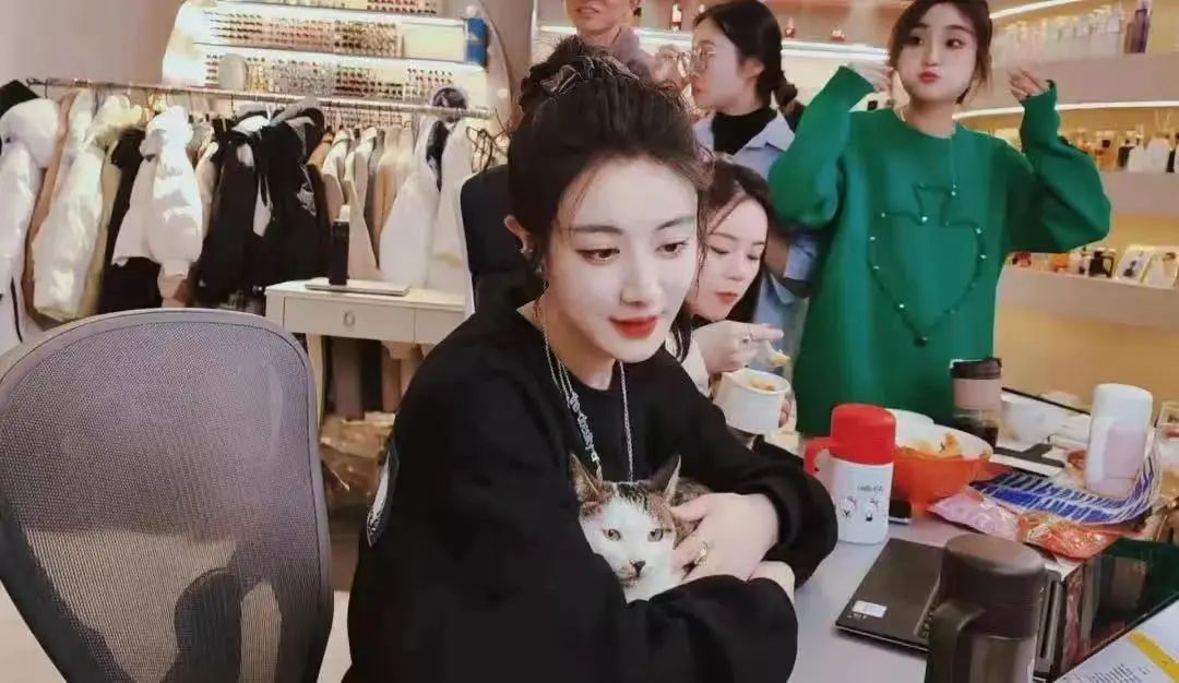 The first public appearance after the tax evasion incident, is Wei Ya's