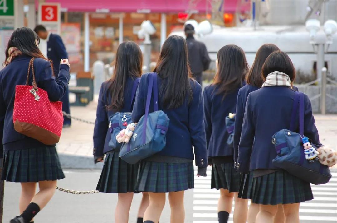 Why do Japanese girls wear short skirts with bare legs in winter? - iMedia