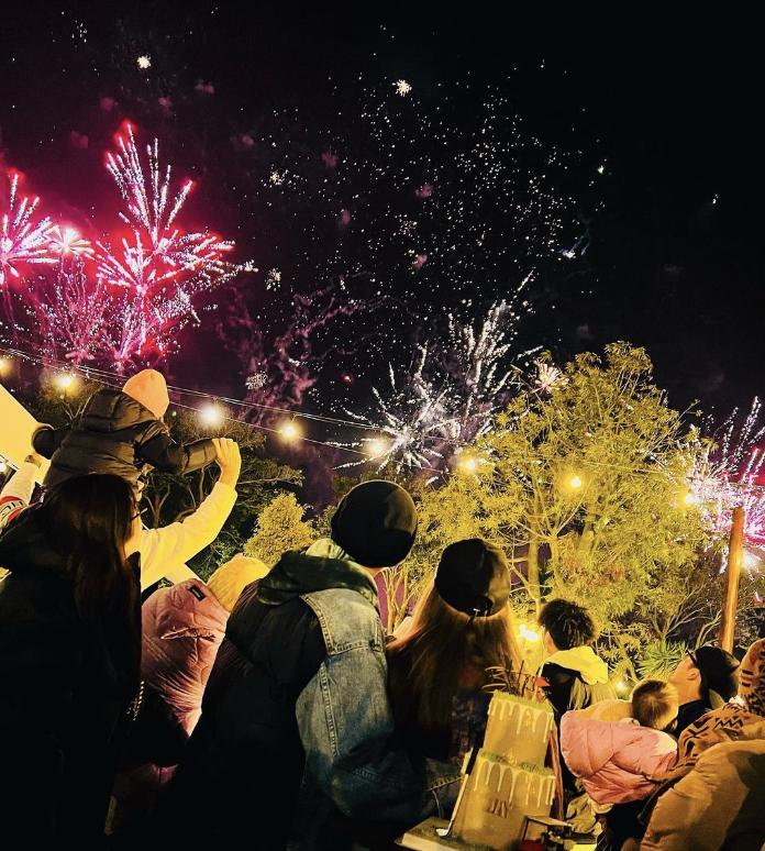 Kunling seldom posts family portraits during the Spring Festival. The