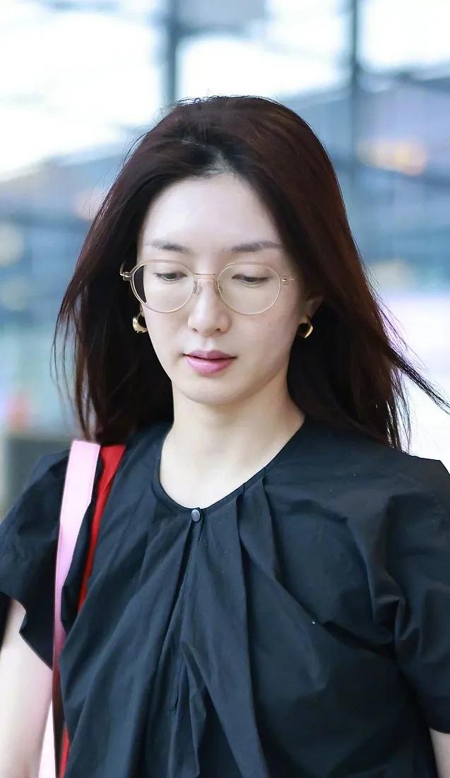 Photos of Jiang Shuying's bare makeup at the airport were exposed ...