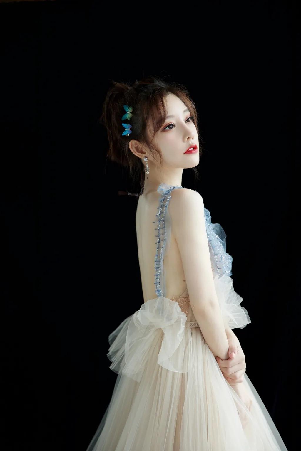 Feng Timo sexy photo with backless skirt - iNEWS