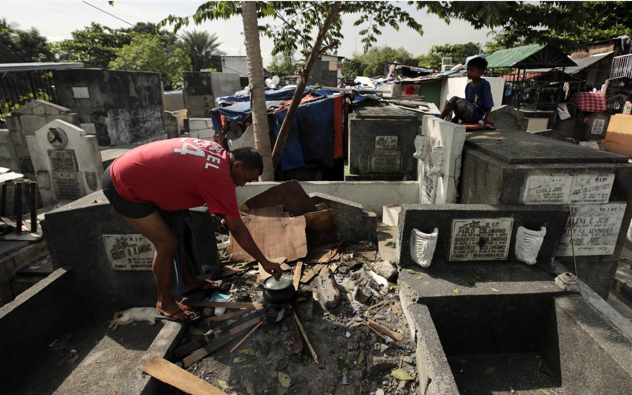 The slums above the cemetery: living people live on bones and earn the ...