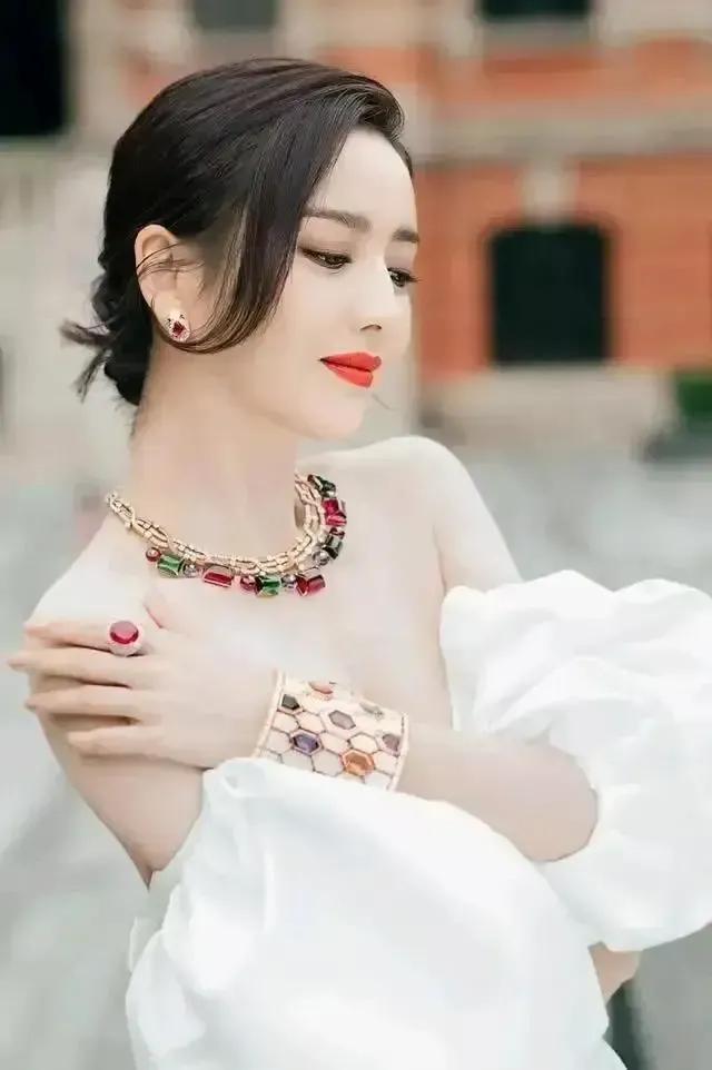 Tong Liya's beautiful photo: elegant, sexy and charming - iNEWS