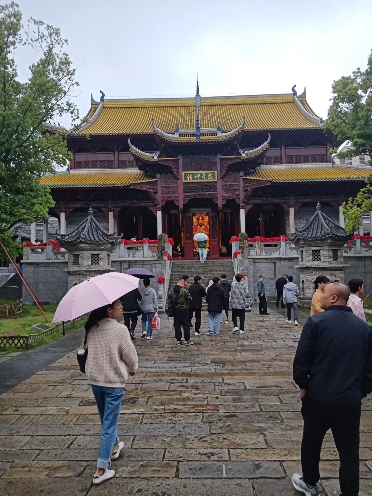 The drizzle is hazy, and the Longevity Palace is looking for the trace ...