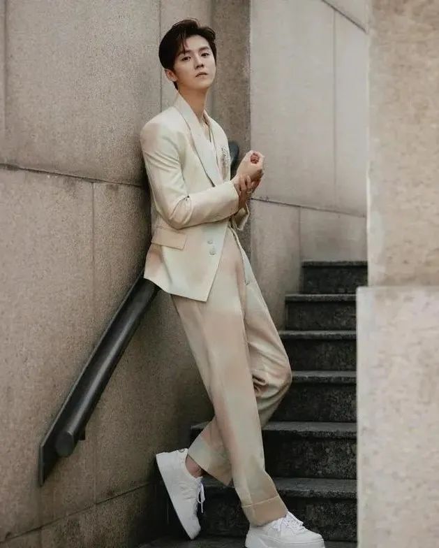 Luhan and Guan Xiaotong publicly posted "wedding photos", the wedding