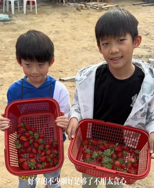 71yearold Sammo Hung is so leisurely with his grandchildren, his life