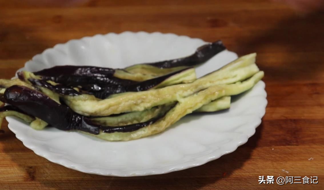 In dog days, eggplants are so enjoyable to eat like this. It's really