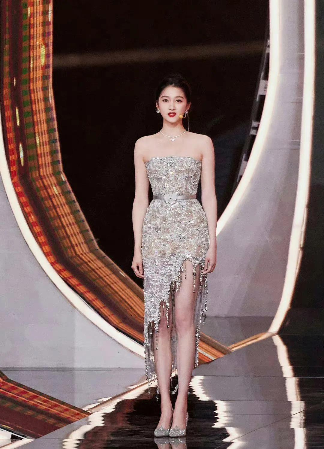 Guan Xiaotong won the Huabiao Awards Ceremony, Zhang Xiaofei was ...
