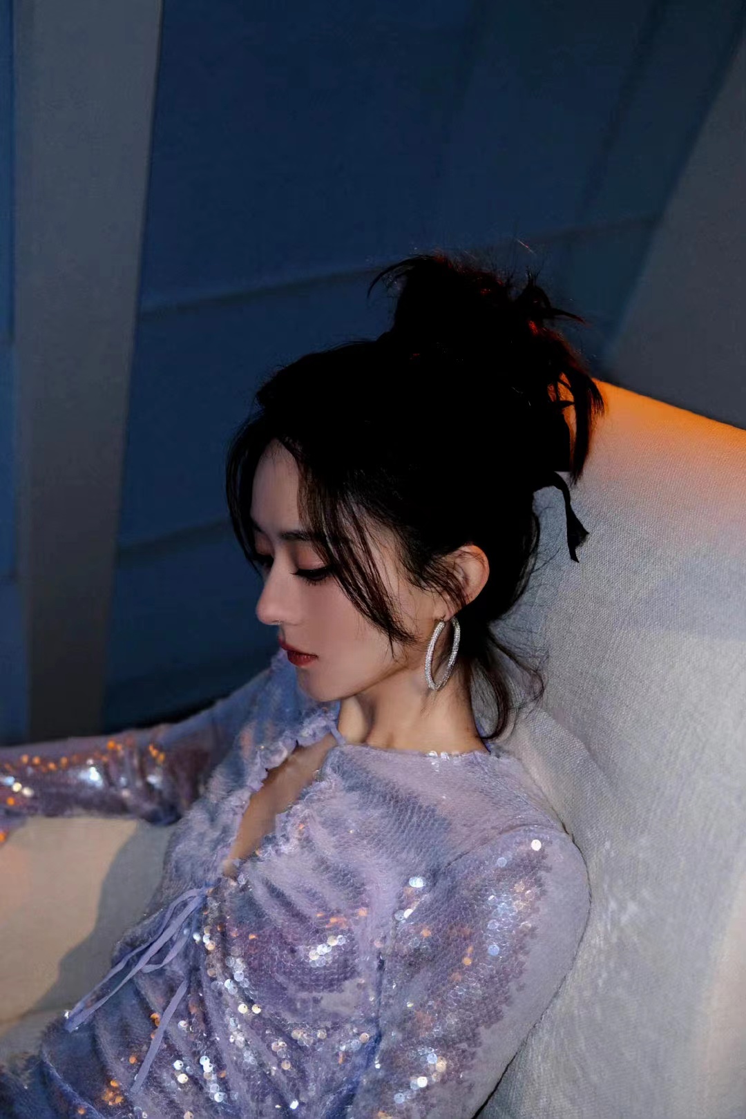 Zhao Liying's fashion sense is on! Wearing a sequined skirt, her ...