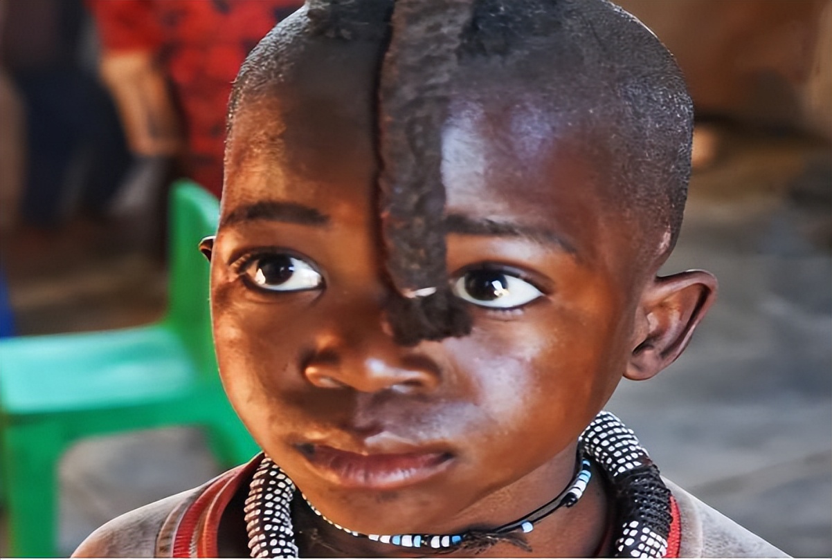 African "unrestrained" tribes, women do not wear clothes all their lives, and the relationship