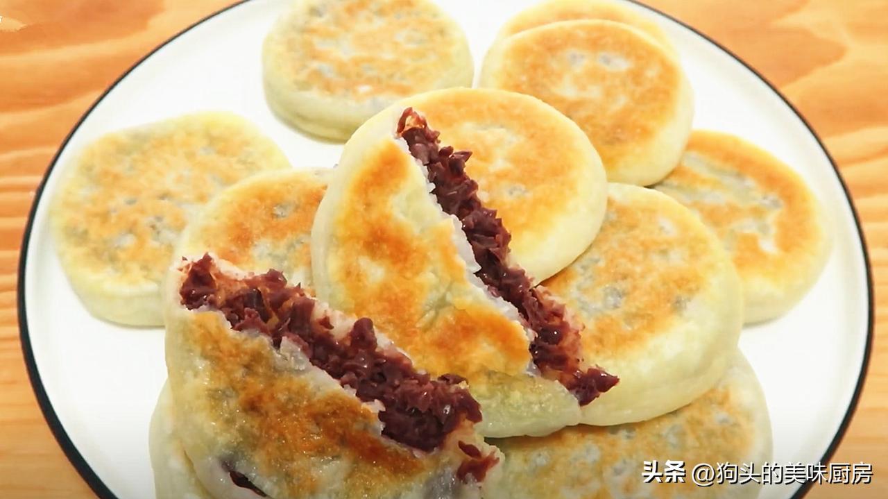 Pour boiling water into the glutinous rice flour, no need to leaven the