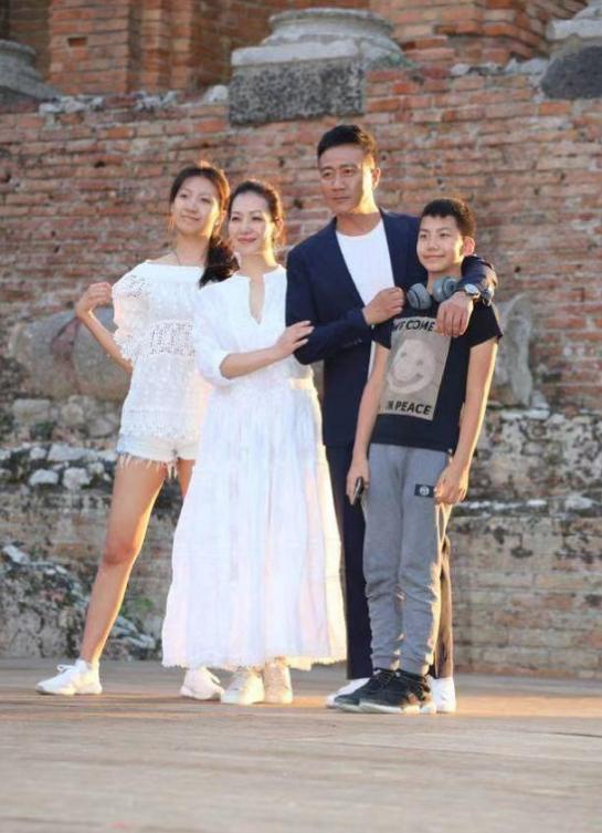 Hu Jun's family is traveling, and their daughter's height of 1.8 meters ...