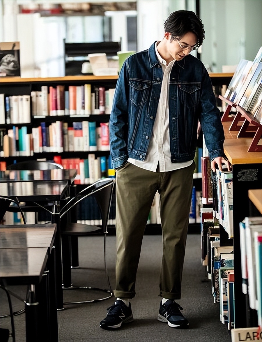 How to wear a classic denim jacket out of style?With these "4" pants, advanced and fashionable