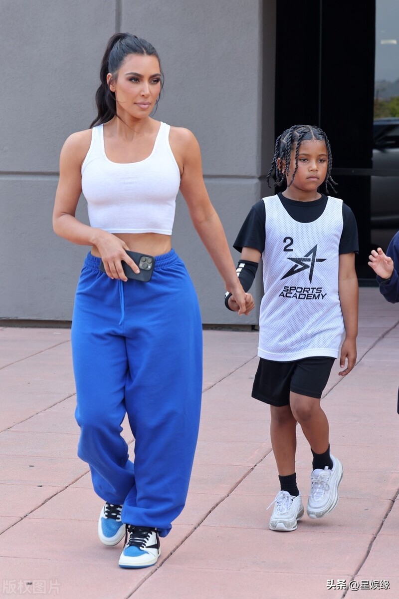 Kim Kardashian is wearing a white navel vest + blue wide-leg pants neat ...