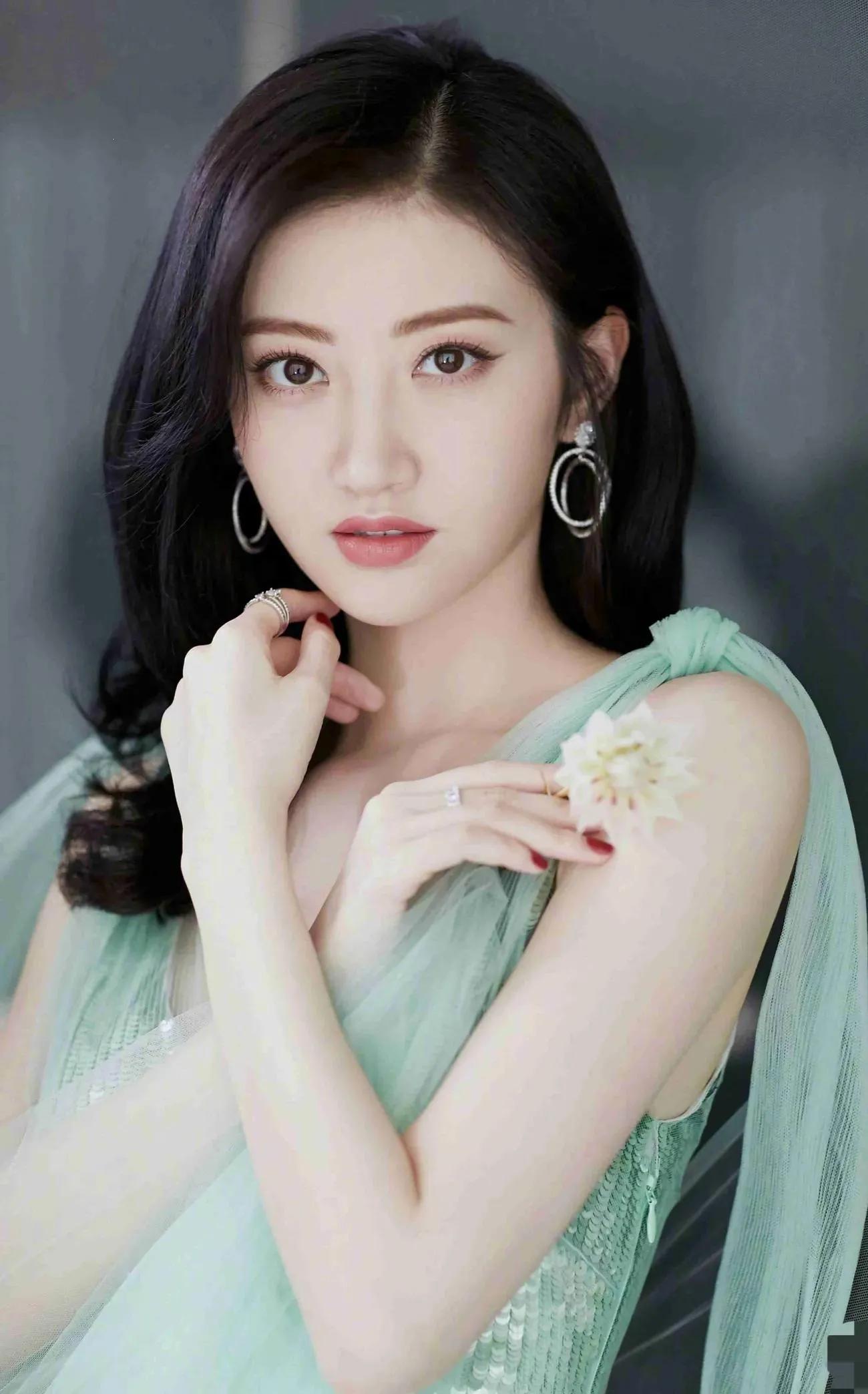 Jing Tian is wearing a long dress, gentle and charming - iNEWS