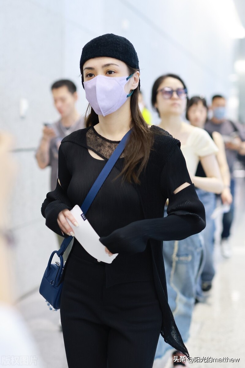 Gillian Gillian Chung appeared at Shanghai Airport with a stylish and ...