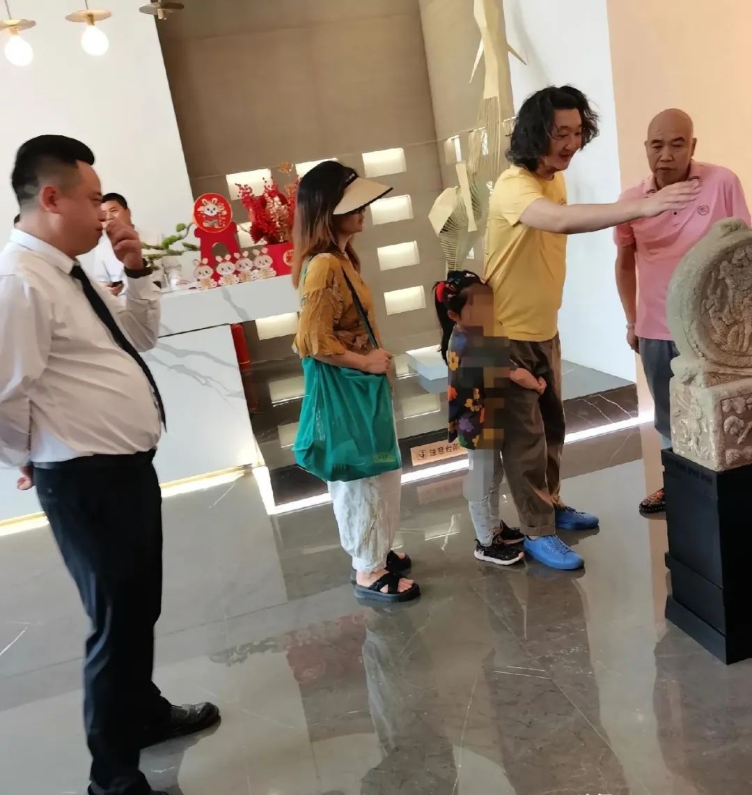 Wang Dazhi and his wife and daughter were ridiculed for looking at the ...