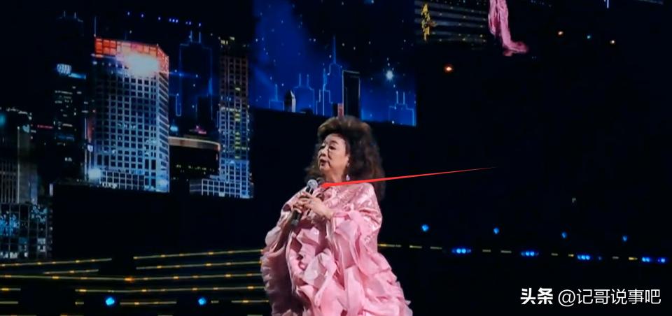 Xu Xiaofeng lip-syncing? Look at the microphone gesture judgment! Three ...