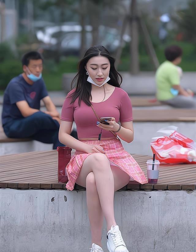 It doesn't matter if you are slightly fat, pleated skirts can make you