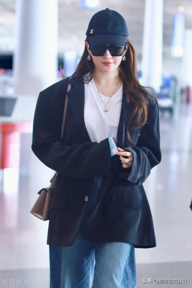 Liu Yifei wears an oversize suit and departs from Beijing Capital ...