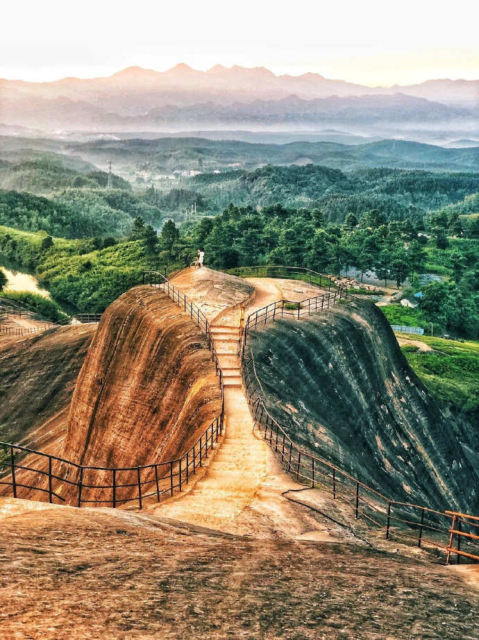 Gaoyi Ridge, Danxia virgin land, red rocks and green water, dangerous ...