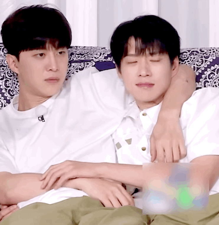 Wei Daxun and Fan Chengcheng dance hand gestures together - iNEWS